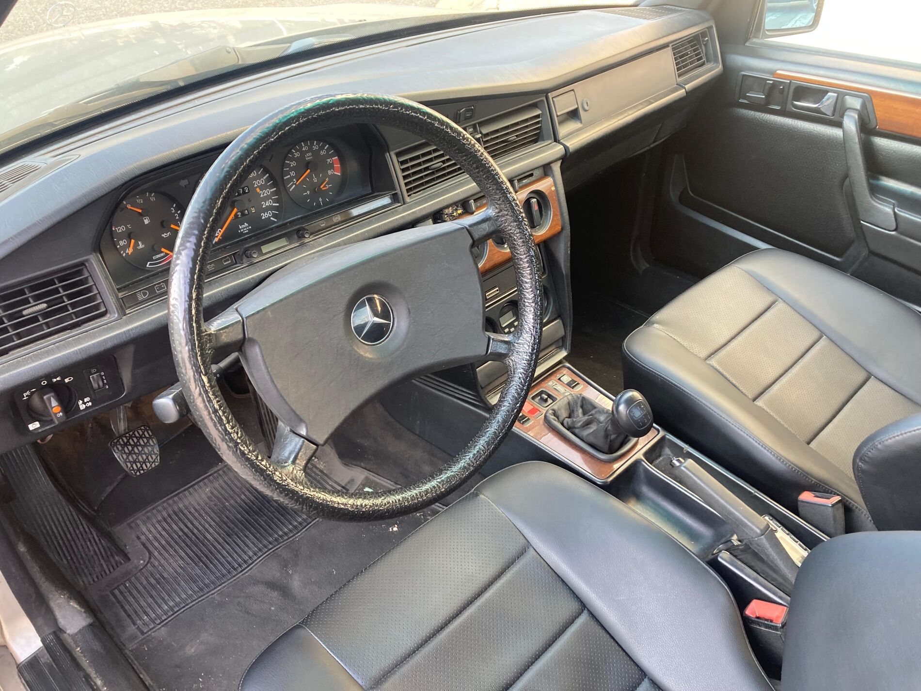 Mercedes-Benz 190E 2.3 16s W201 - 1985 - Benzin.fr occasion à vendre se vende for sale te koop zu verkaufen Mercedes-Benz 190E 2.3 16s W201 - 1985 - Benzin.fr occasion à vendre se vende for sale te koop zu verkaufen