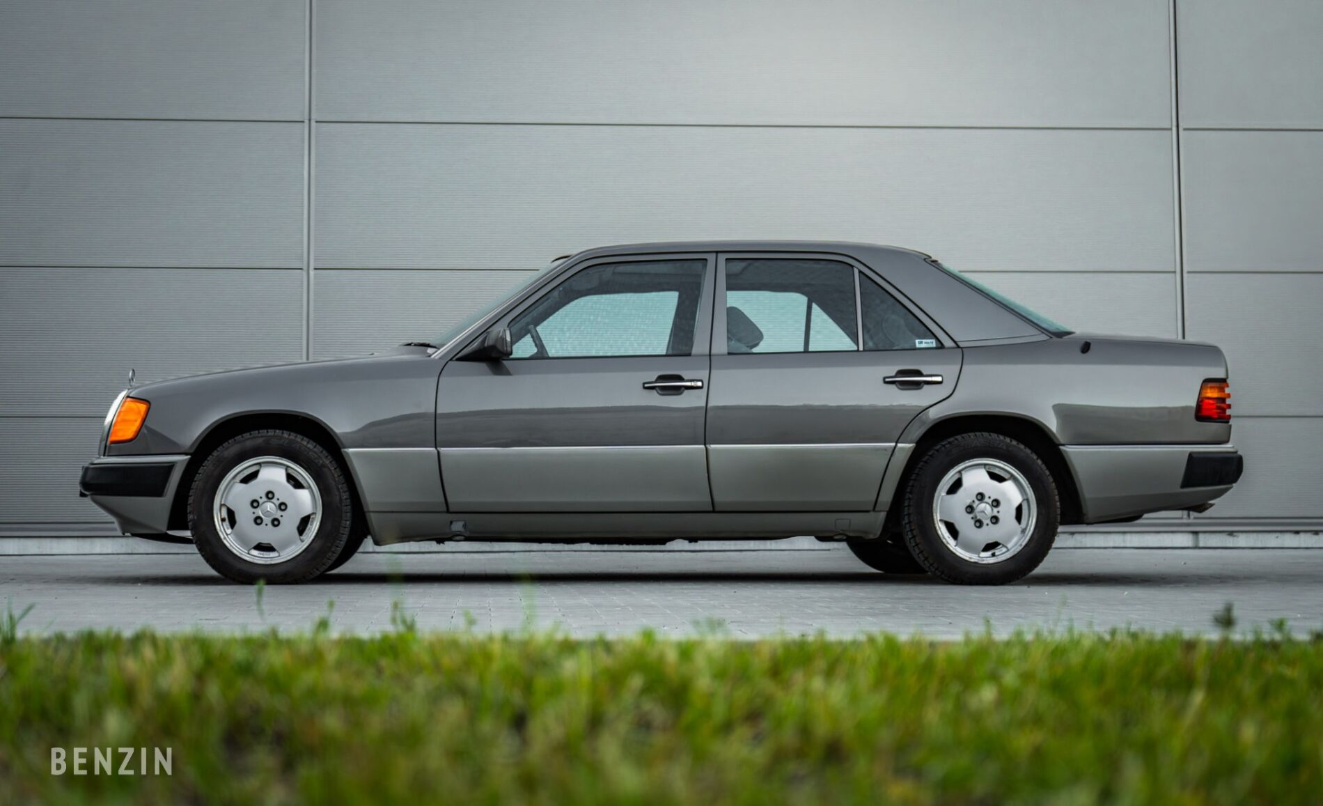  Mercedes-Benz 230E (W124) 
