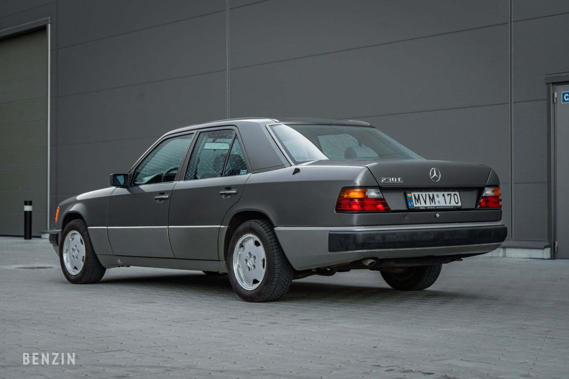  Mercedes-Benz 230E (W124) 