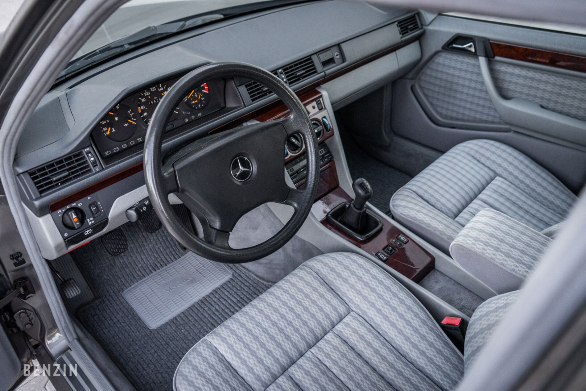  Mercedes-Benz 230E (W124) 