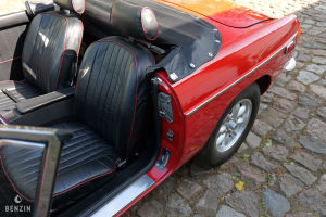 MG B - 1977