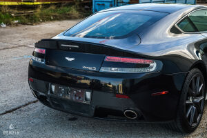 Aston Martin V8 Vantage S - 2011