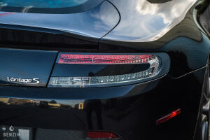 Aston Martin V8 Vantage S - 2011
