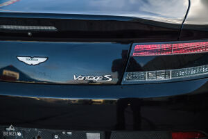 Aston Martin V8 Vantage S - 2011