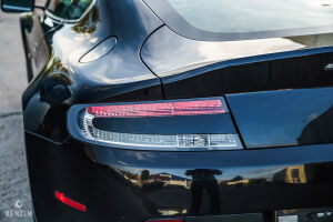 Aston Martin V8 Vantage S - 2011