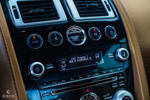 Aston Martin V8 Vantage S - 2011