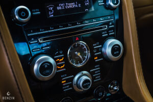 Aston Martin V8 Vantage S - 2011