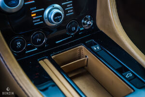 Aston Martin V8 Vantage S - 2011