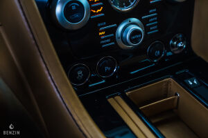 Aston Martin V8 Vantage S - 2011