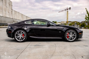 Aston Martin V8 Vantage - 2012