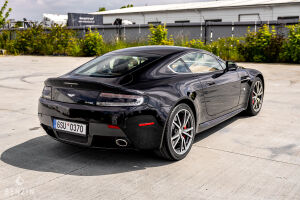 Aston Martin V8 Vantage - 2012