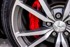 Aston Martin V8 Vantage - 2012