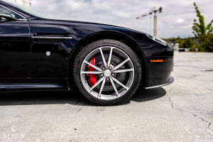 Aston Martin V8 Vantage - 2012