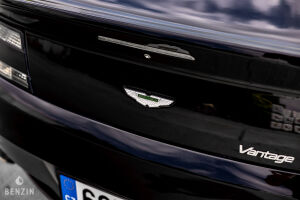 Aston Martin V8 Vantage - 2012