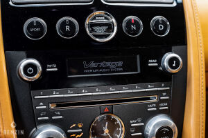 Aston Martin V8 Vantage - 2012