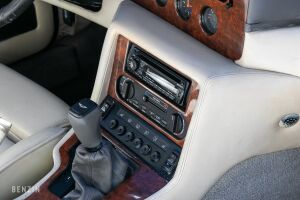 Aston Martin Virage Volante